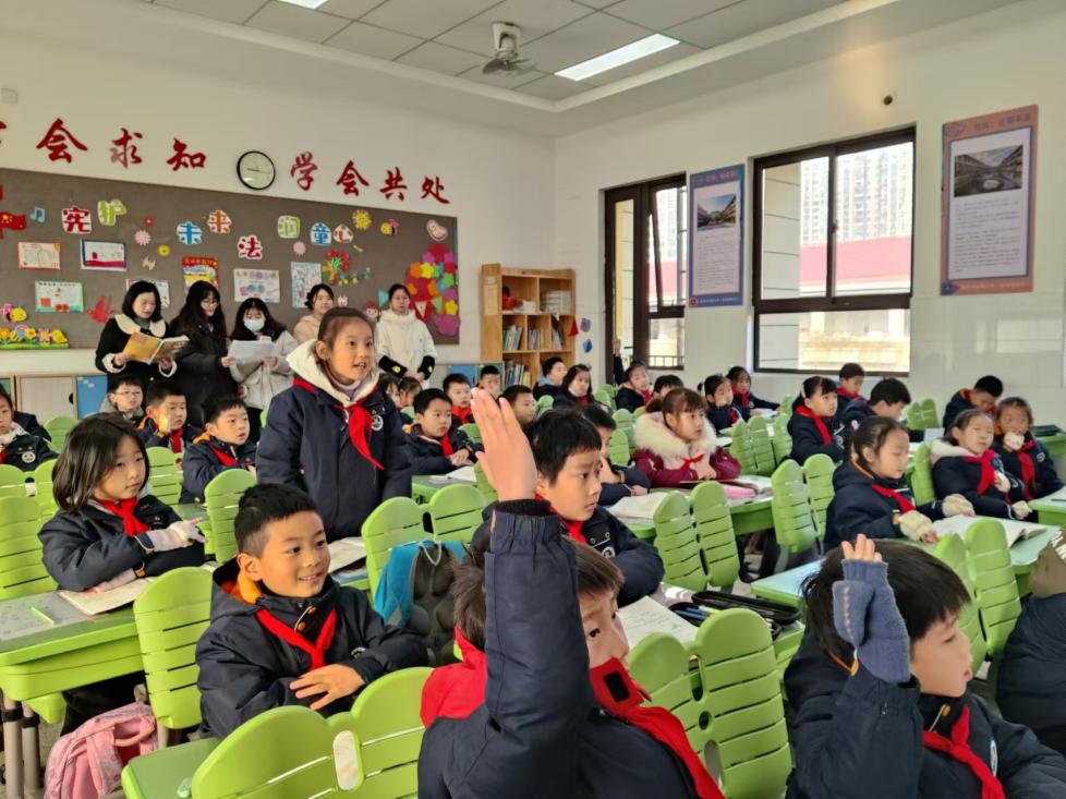 【湖畔·童化课堂】点燃思维火花，照亮学习之路——记金陵小学（仙林湖校区）二年级语文组教研活动_html_m154270f5.jpg