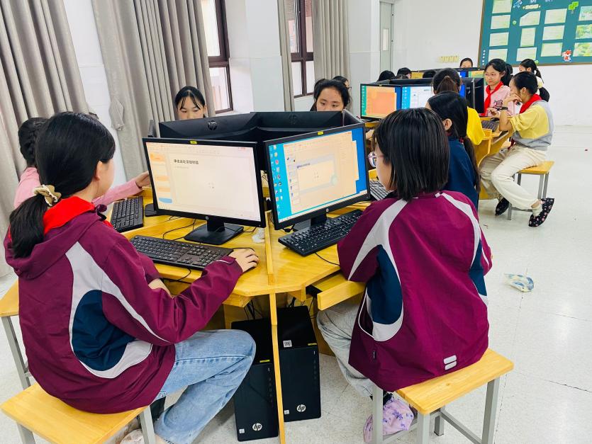 【湖畔·童化课堂】课堂展风采，以研促成长——记信息教研组第三次教研活动_html_m32432a13.jpg