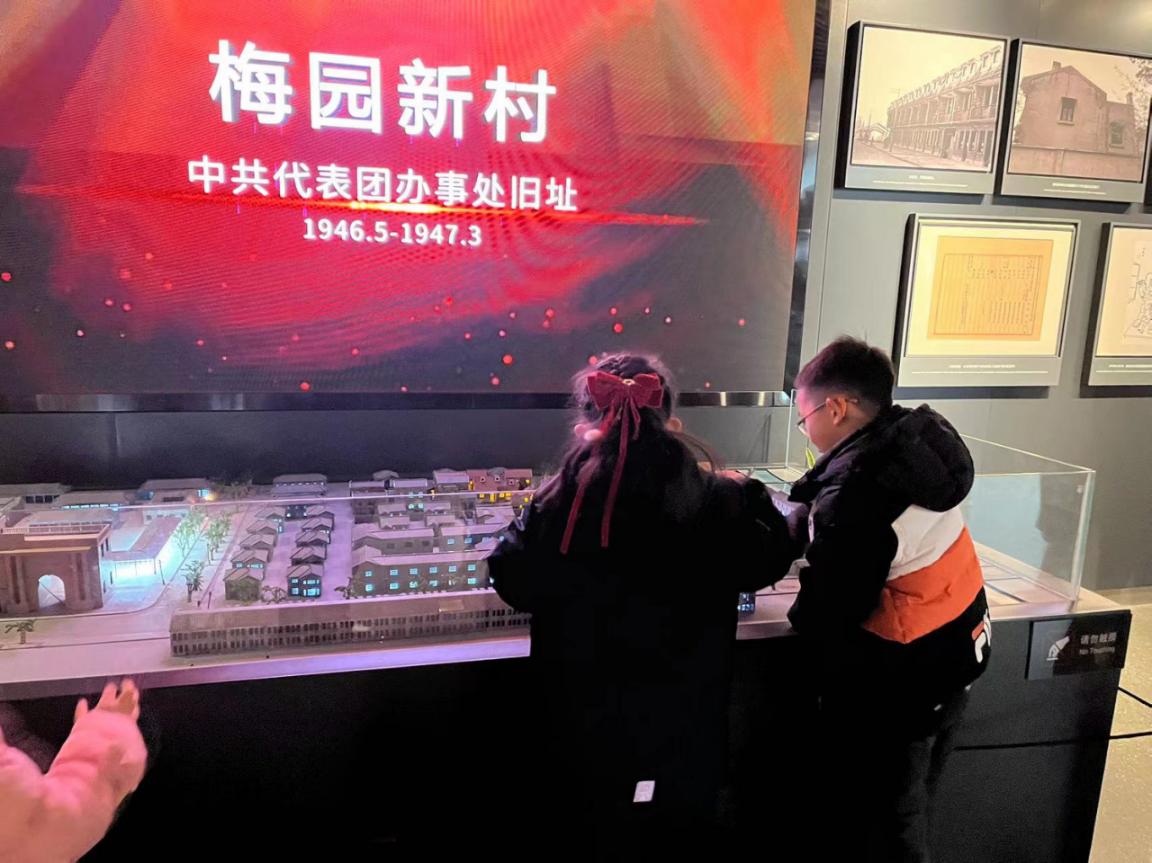 【湖畔·红领巾】红领巾寻访伟大成就（六十九）——奋进新时代，聚力强军梦  一（12）中队寻访纪实_html_m59ec81ec.jpg
