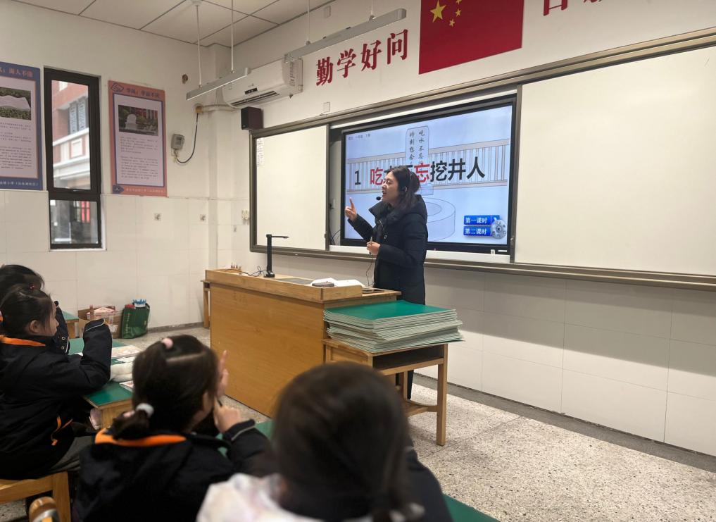 【湖畔·童化课堂】课堂展风采 教研促成长——记金陵小学（仙林湖校区）一年级语文组教研活动_html_1b195bdf.jpg