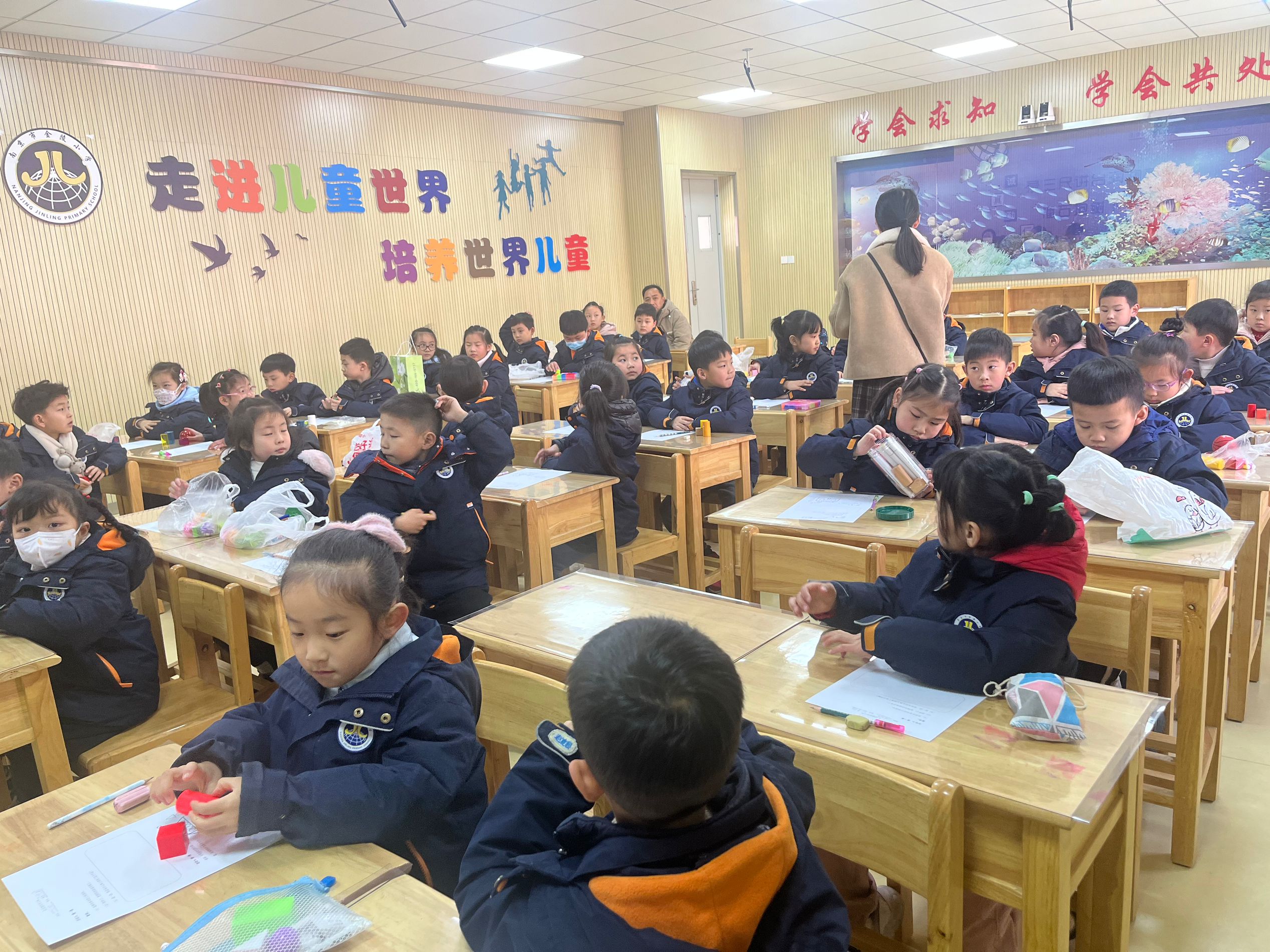 【湖畔·童化课堂】 亲历“剥离”过程，感知“面”在“体”上——数学故事汇之课例研讨（145）_html_mb68aa3a.jpg