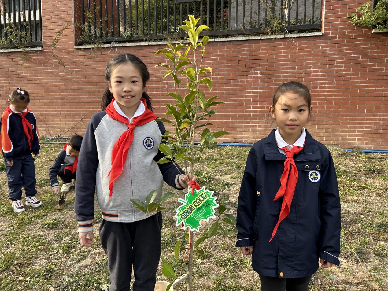 相约春天 共植希望——记金陵小学2024年植树节活动_html_4ca030b2.jpg
