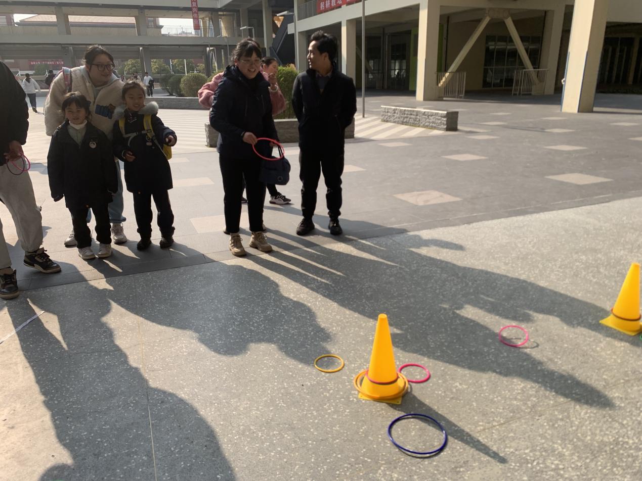 套出欢乐  圈住幸福——南京市金陵小学（仙林湖校区）欢乐套圈活动_html_m44a364b1.jpg