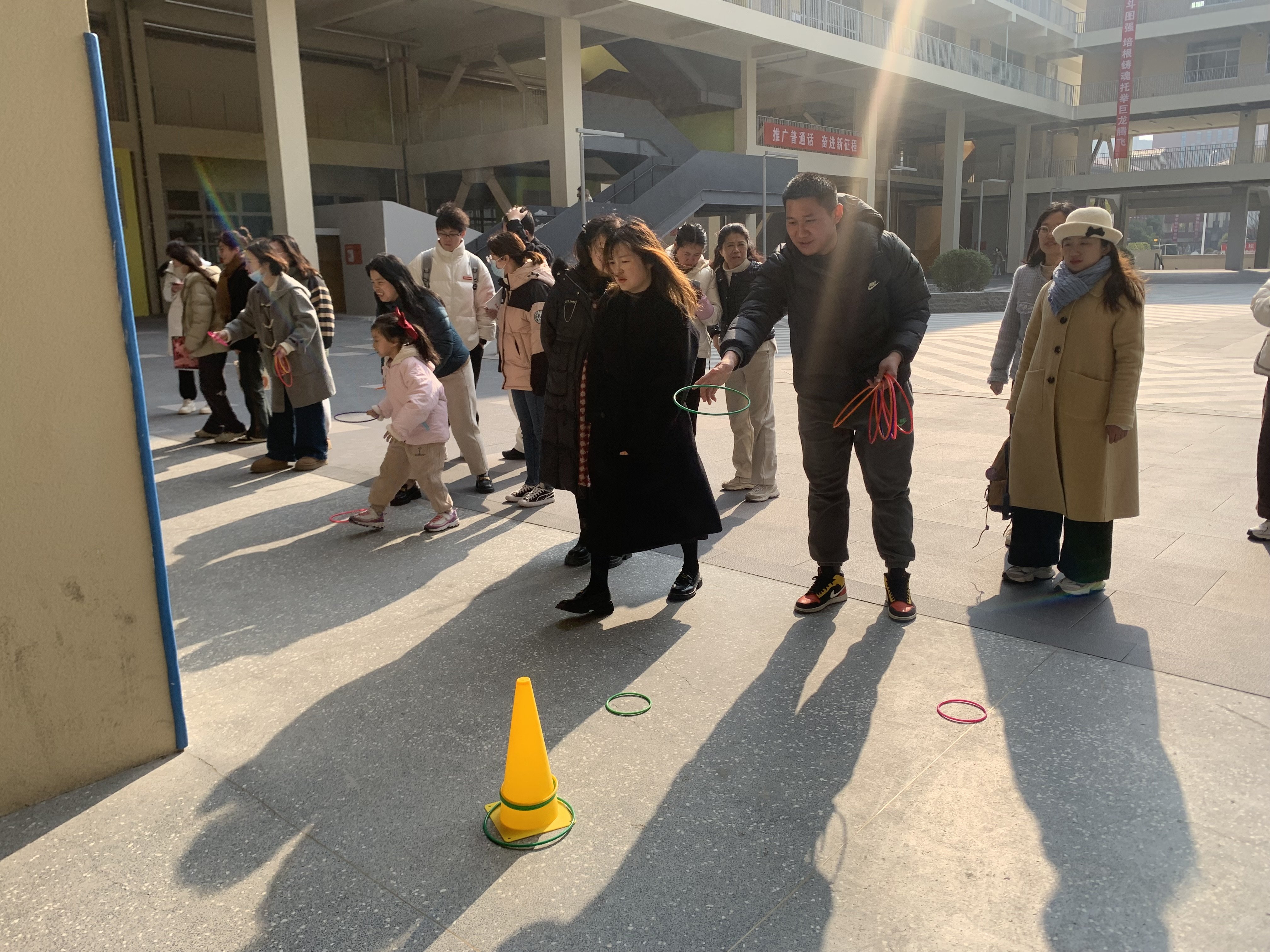 套出欢乐  圈住幸福——南京市金陵小学（仙林湖校区）欢乐套圈活动_html_7dc079c8.jpg