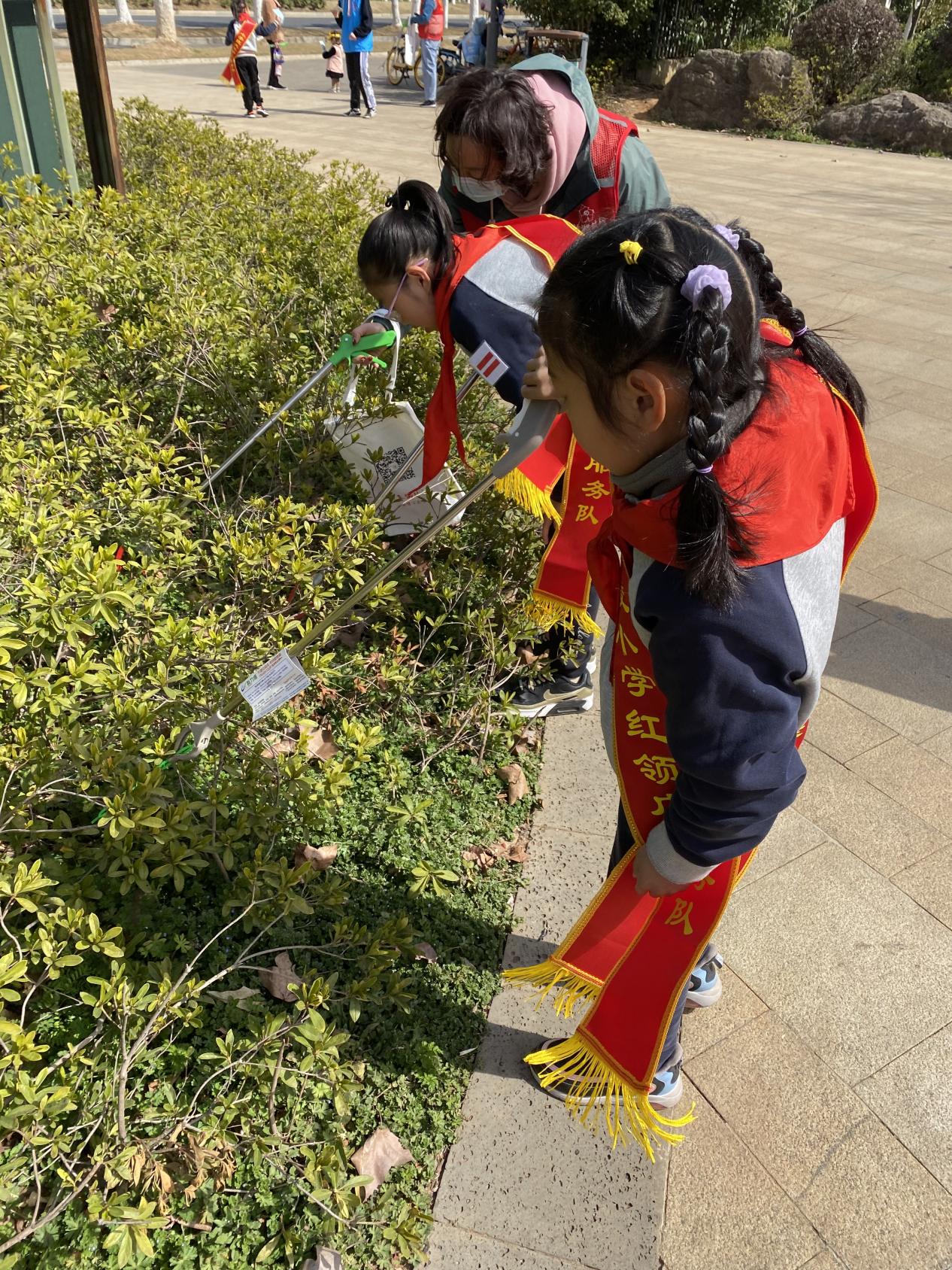 【博学广志】学习雷锋好榜样，携手共护景观河——记林卫云名师工作室与社区联动活动(1)_html_m1295c745.jpg