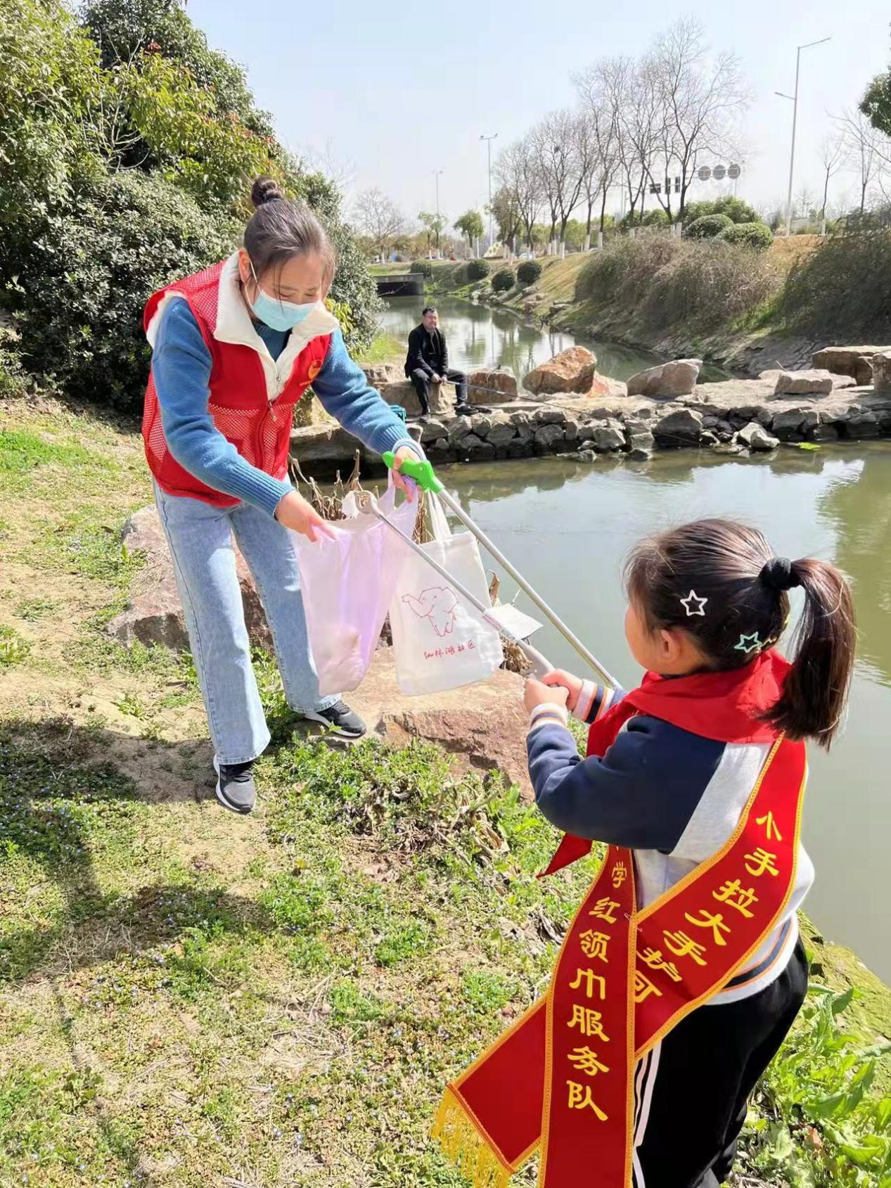 【博学广志】学习雷锋好榜样，携手共护景观河——记林卫云名师工作室与社区联动活动(1)_html_m3b3516e7.jpg
