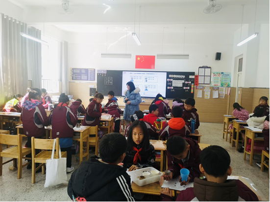 【博学广志】“开放课堂”显精彩  教学研讨展新篇——金陵小学（广志路校区）“开放课堂”活动侧记_html_54c8e92d.png