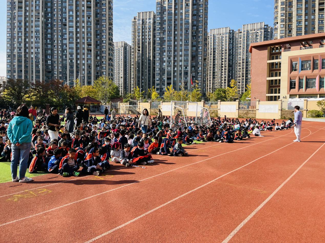 【湖畔·共佑安全】抓常态演练，护平安校园——金陵小学（仙林湖校区）开展地震应急疏散演练活动_html_7c7e758b.jpg