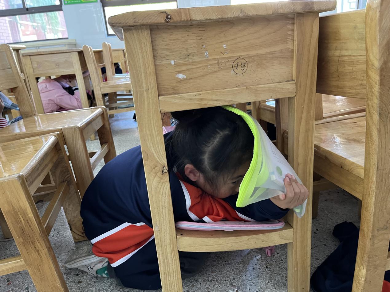 【湖畔·共佑安全】抓常态演练，护平安校园——金陵小学（仙林湖校区）开展地震应急疏散演练活动_html_m63b9cb1e.jpg