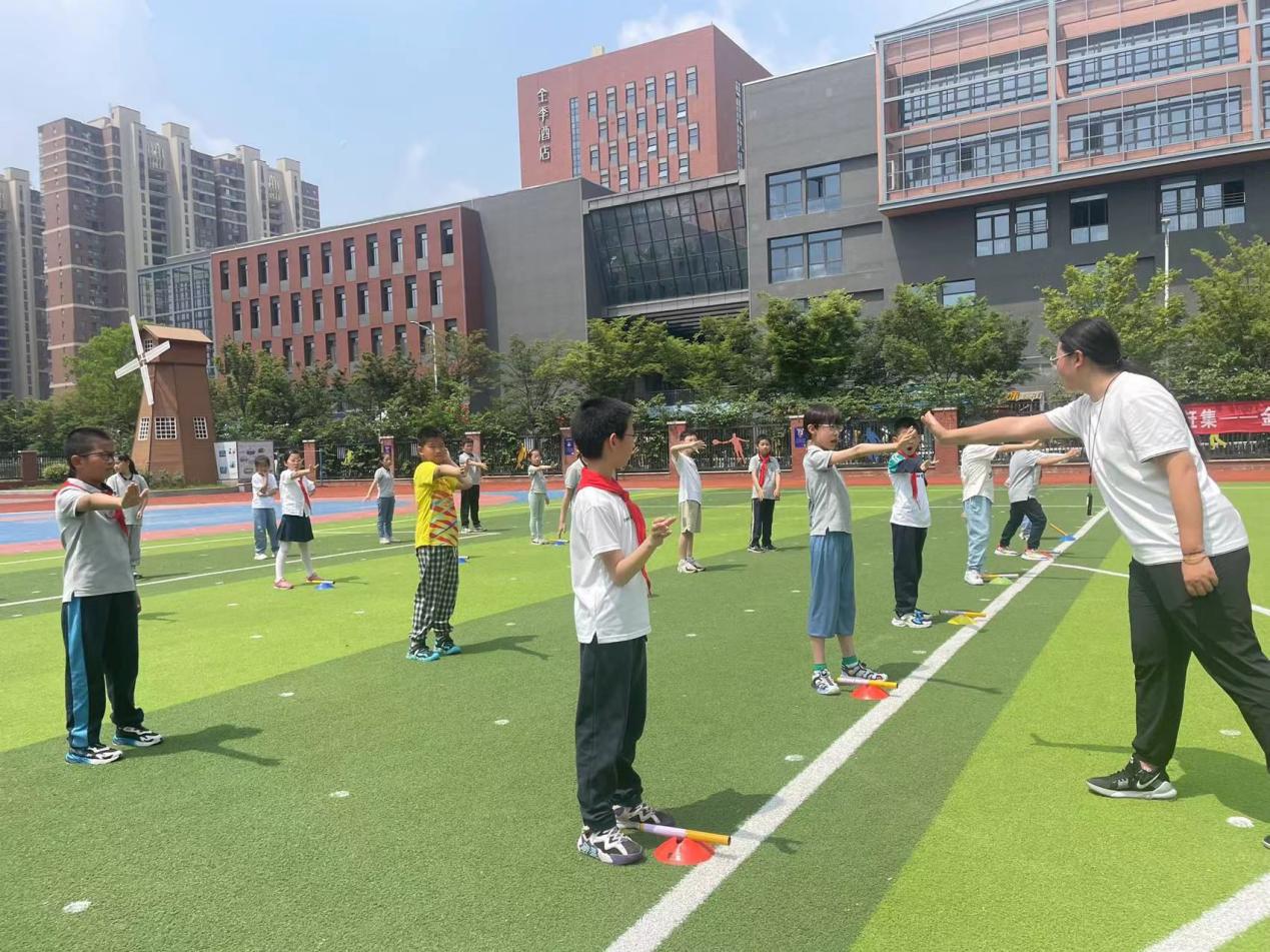 【湖畔·童化课堂】展体育课堂风采  以研促教共成长——体育校本研修之课例研讨（4）_html_m5b550375.jpg