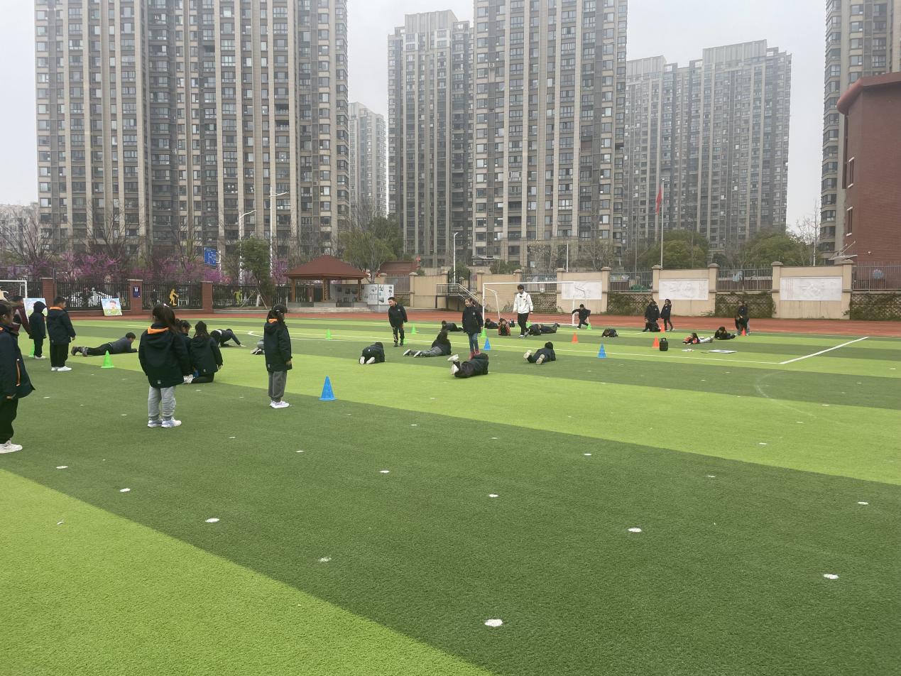 【湖畔·童化课堂】融学课堂 提质增效——体育校本研修之课例研讨（11）_html_210cf63b.jpg