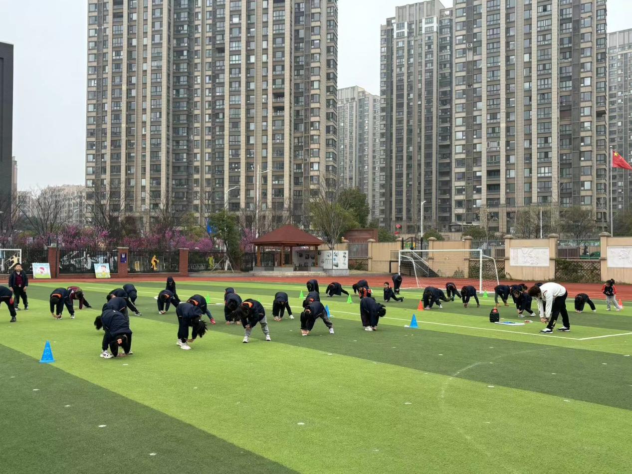 【湖畔·童化课堂】融学课堂 提质增效——体育校本研修之课例研讨（11）_html_1e305c0e.jpg