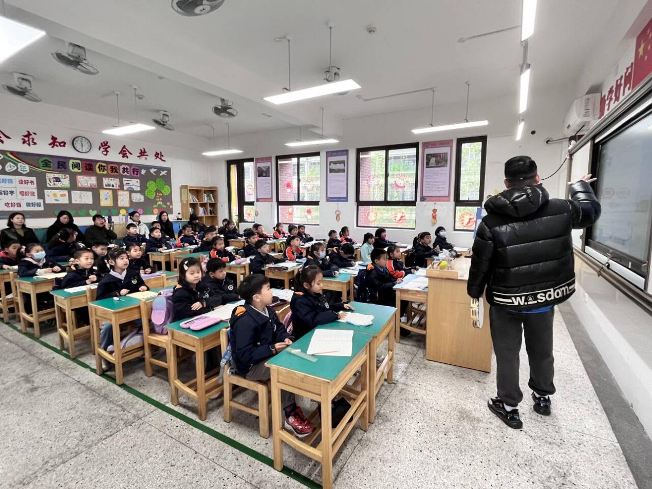 【湖畔·家校共育】以“爱”邀约 “育”见成长——金陵小学（仙林湖校区）家长开放日一年级篇_html_5ea75710.jpg