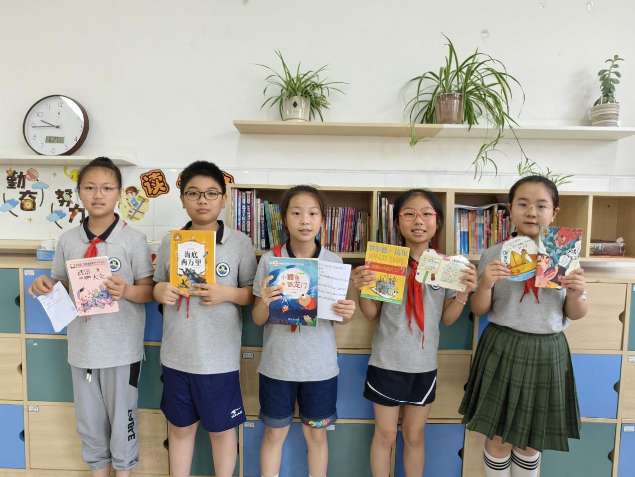 【博学广志】图书捐赠满校园 传递书香助成长——金陵小学广志路校区图书捐赠活动_html_57ea4ccb.jpg