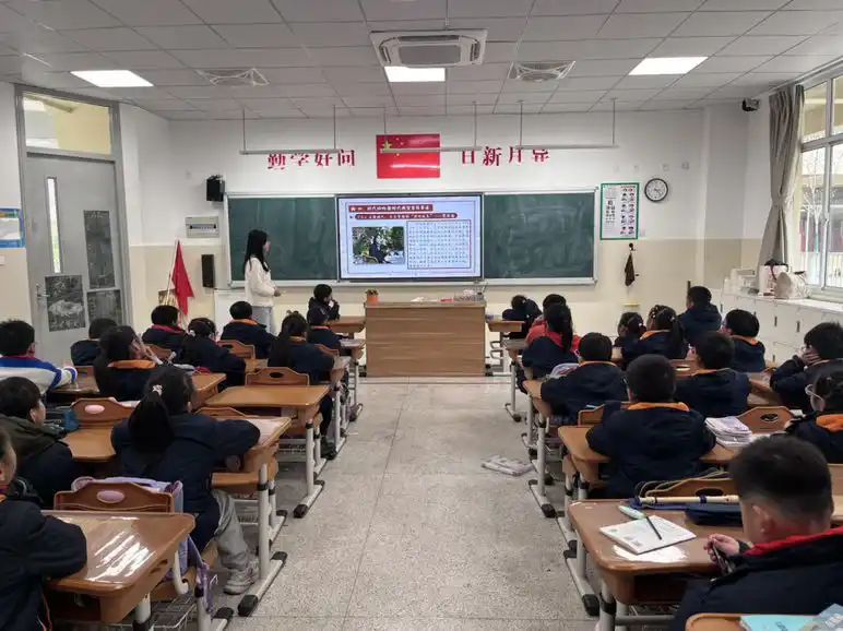 【湖畔·学生活动】传承雷锋精神，共筑校园新风 ——南京市金陵小学（仙林湖校区）开展学习雷锋精神主题班会活动_html_m5f9fa7af.jpg