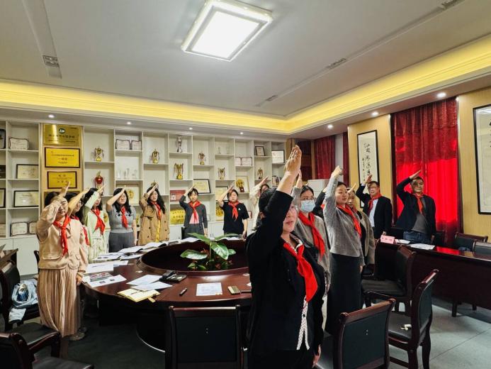 心系红领巾 当好引路人——林卫云名辅导员工作室举行一年级预备辅导员专题培训活动_html_394325a6.jpg