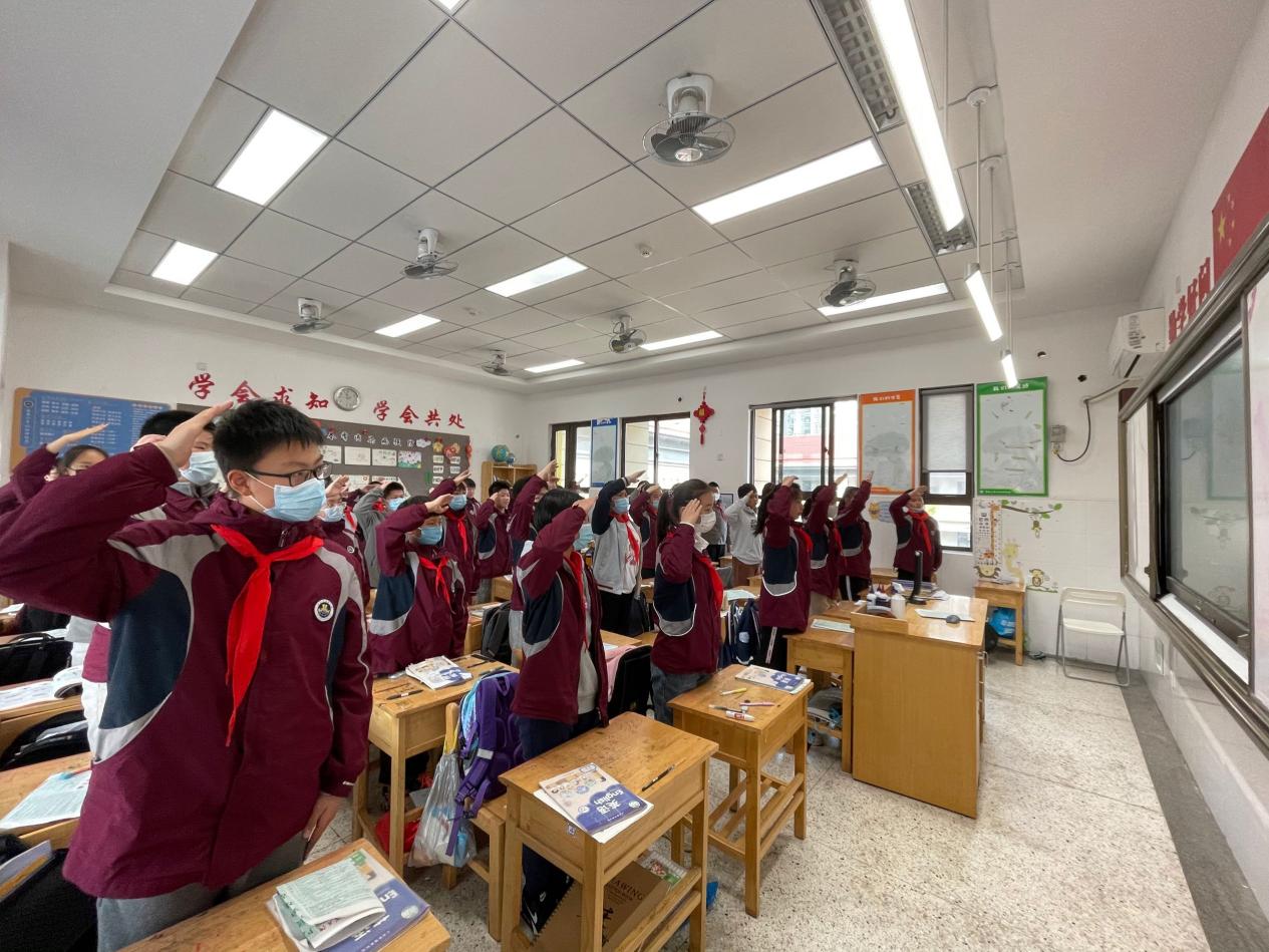 【湖畔光影·升旗仪式】你所想象的美好，在书中皆有可能——金陵小学（仙林湖校区）第十周线上升旗仪式_html_16a118d8.jpg