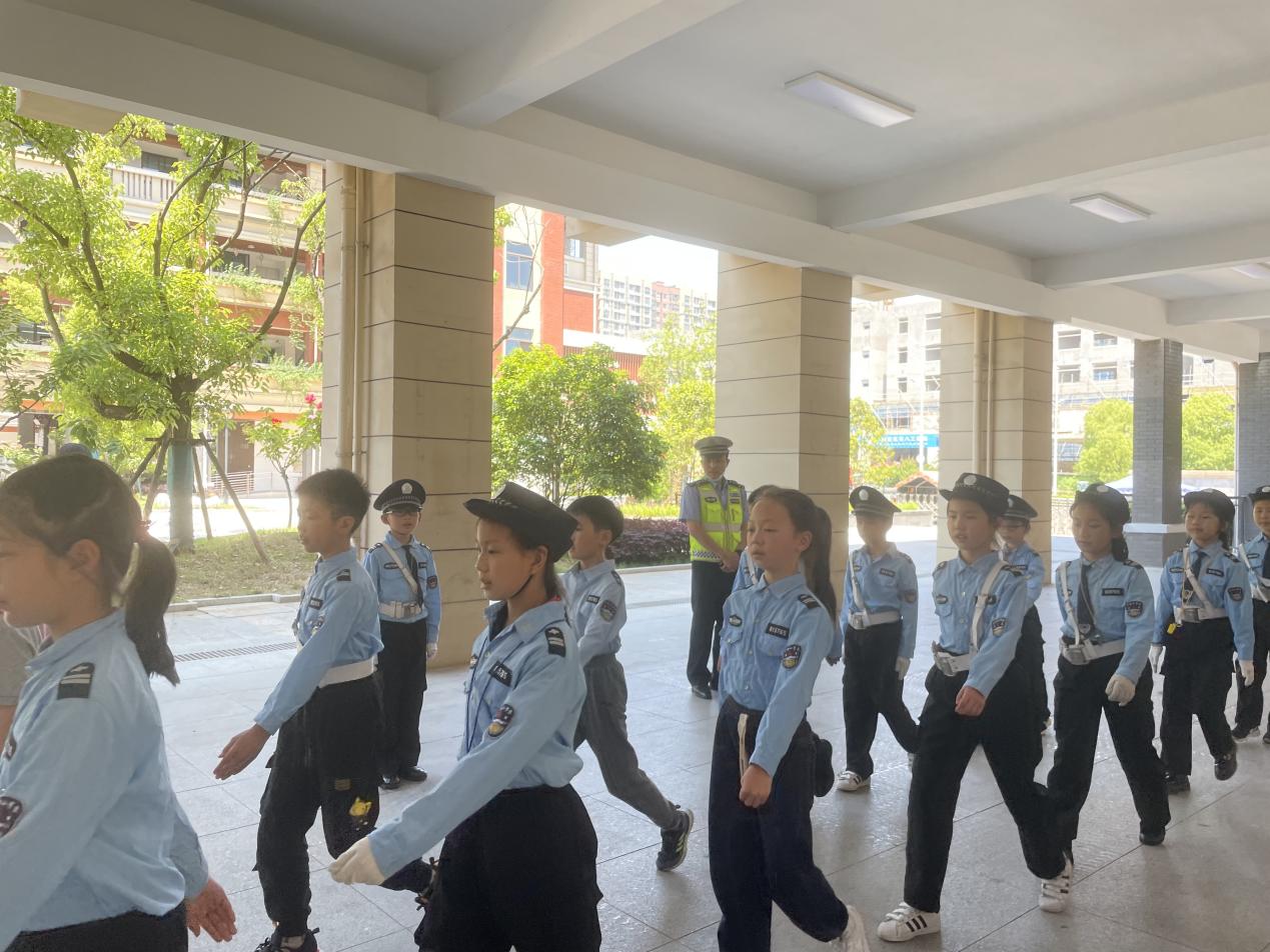 【湖畔光影】小交警爱劳动，属你最“警”彩_html_m41f07a04.jpg