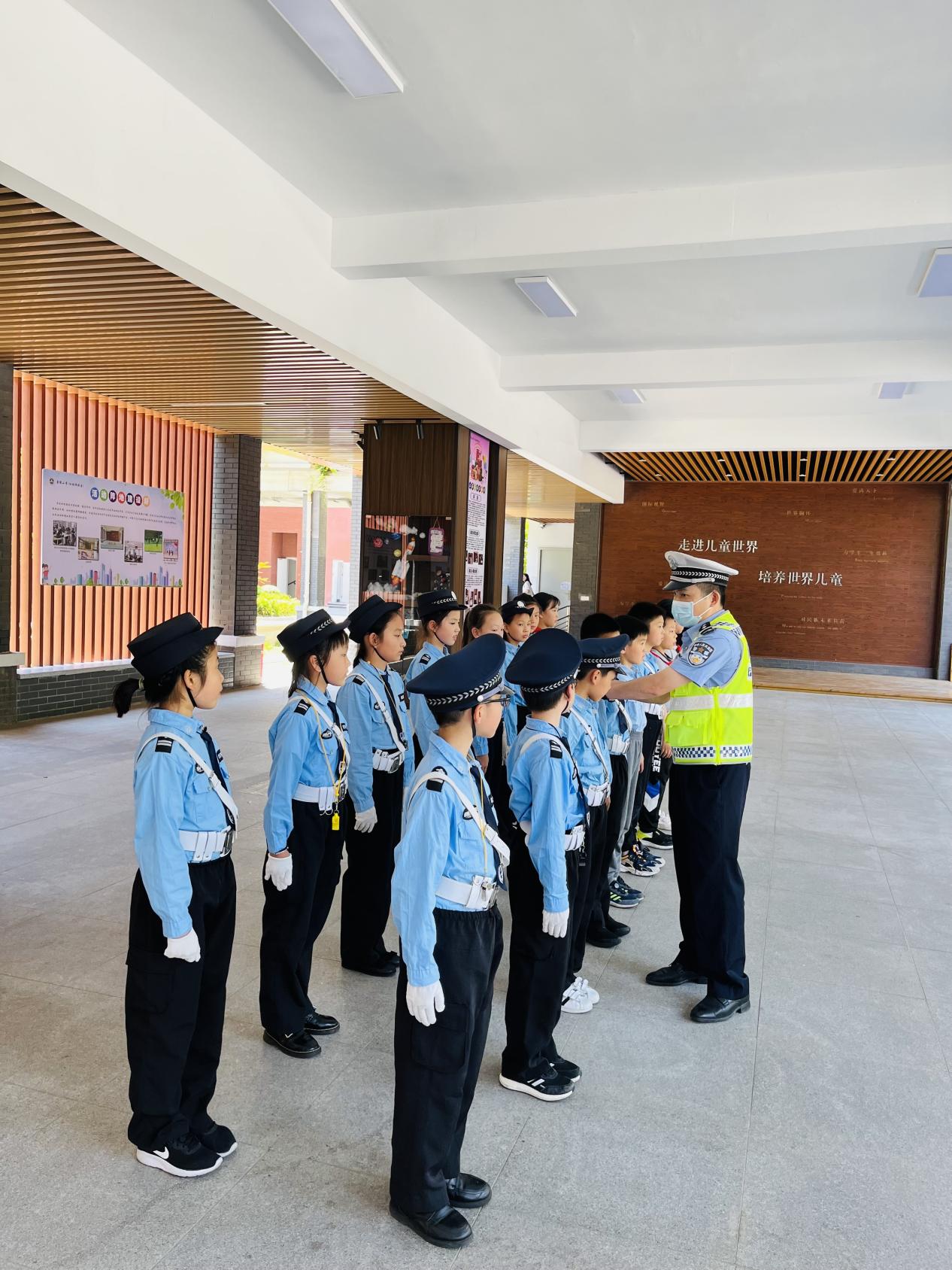 【湖畔光影】小交警爱劳动，属你最“警”彩_html_m2865278f.jpg