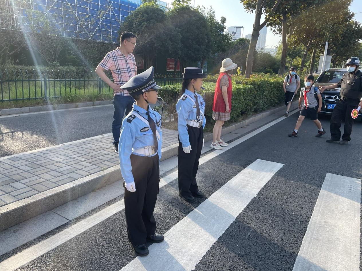 【湖畔光影】小交警爱劳动，属你最“警”彩_html_54439adb.jpg