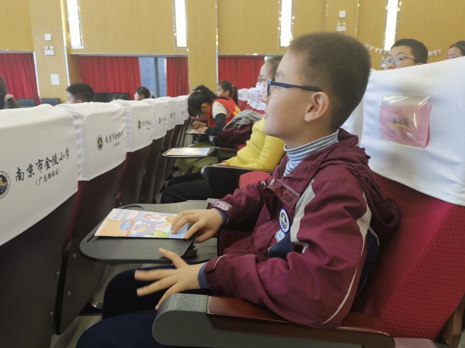 【博学广志】金融知识进课堂 安全教育记心间——记金陵小学广志路校区晨报小记者活动_html_51755686.jpg