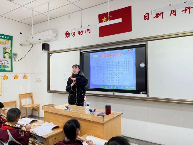【湖畔·童化课堂】潜心音乐教研，引领高效课堂——音乐校本研修之课例研讨_html_60fe1e69.jpg
