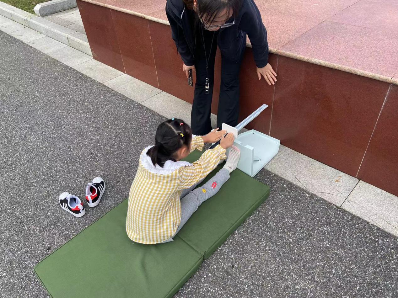 【湖畔·全学科活动周】活力四射、趣享体育——第六届体育活动周之一年级“坐位体前屈”比赛_html_16487980.jpg