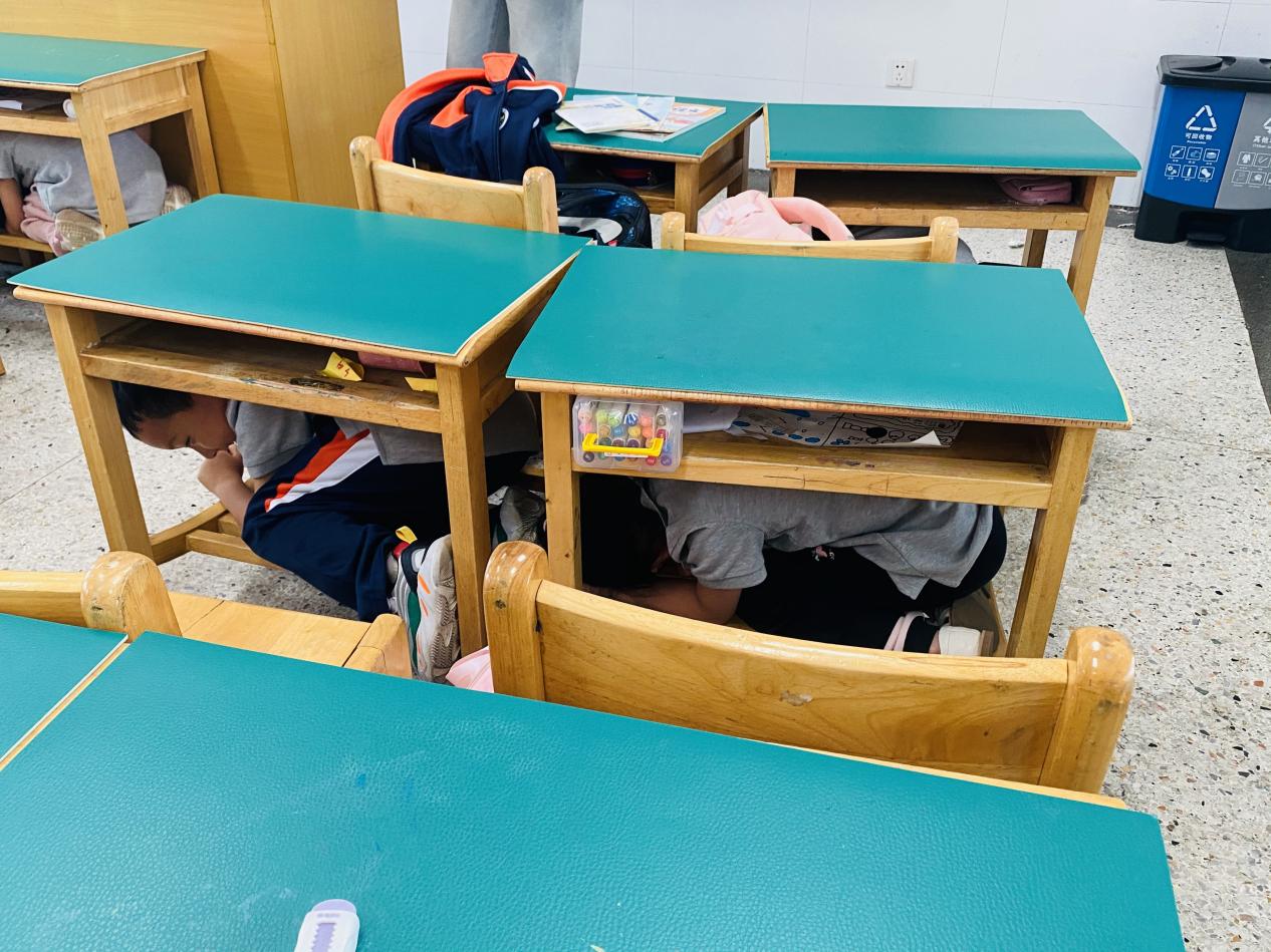 【湖畔·共佑安全】以“练”筑防、临“震”不慌——金陵小学（仙林湖校区）开展地震应急疏散演练活动_html_m6a11bdff.jpg