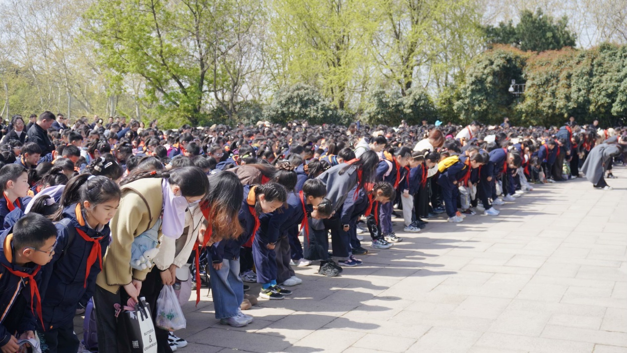 【湖畔·学生活动】缅怀革命先烈，传承红色基因，铸就爱国梦想——金陵小学（仙林湖校区）三年级春季综合实践活动_html_m3eb4a273.jpg