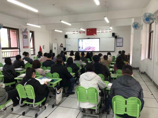 【湖畔·家校共育】共话成长路，携手小升初——南京市金陵小学（仙林湖校区）召开六年级家长会_html_495ee855.jpg