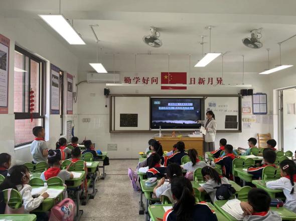 【湖畔·童化课堂】探寻文字星河，感悟语文魅力——金陵小学（仙林湖校区）二年级语文组组内教研_html_m403b680e.jpg