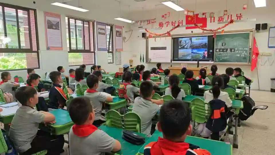 【湖畔·学生活动】劳动点亮成长，平凡铸就伟大——金陵小学（仙林湖校区）开展劳动教育主题班会_html_m32db2a43.jpg