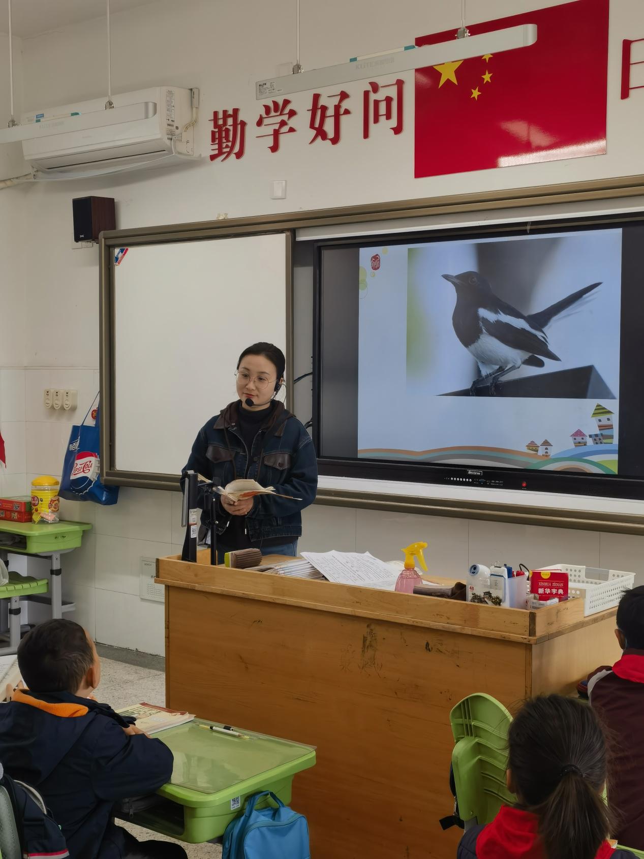 【湖畔·童化课堂】《枫树上的喜鹊》教研之旅：探寻童真语文课堂——记二年级语文组组内教研_html_75d5dd2a.jpg