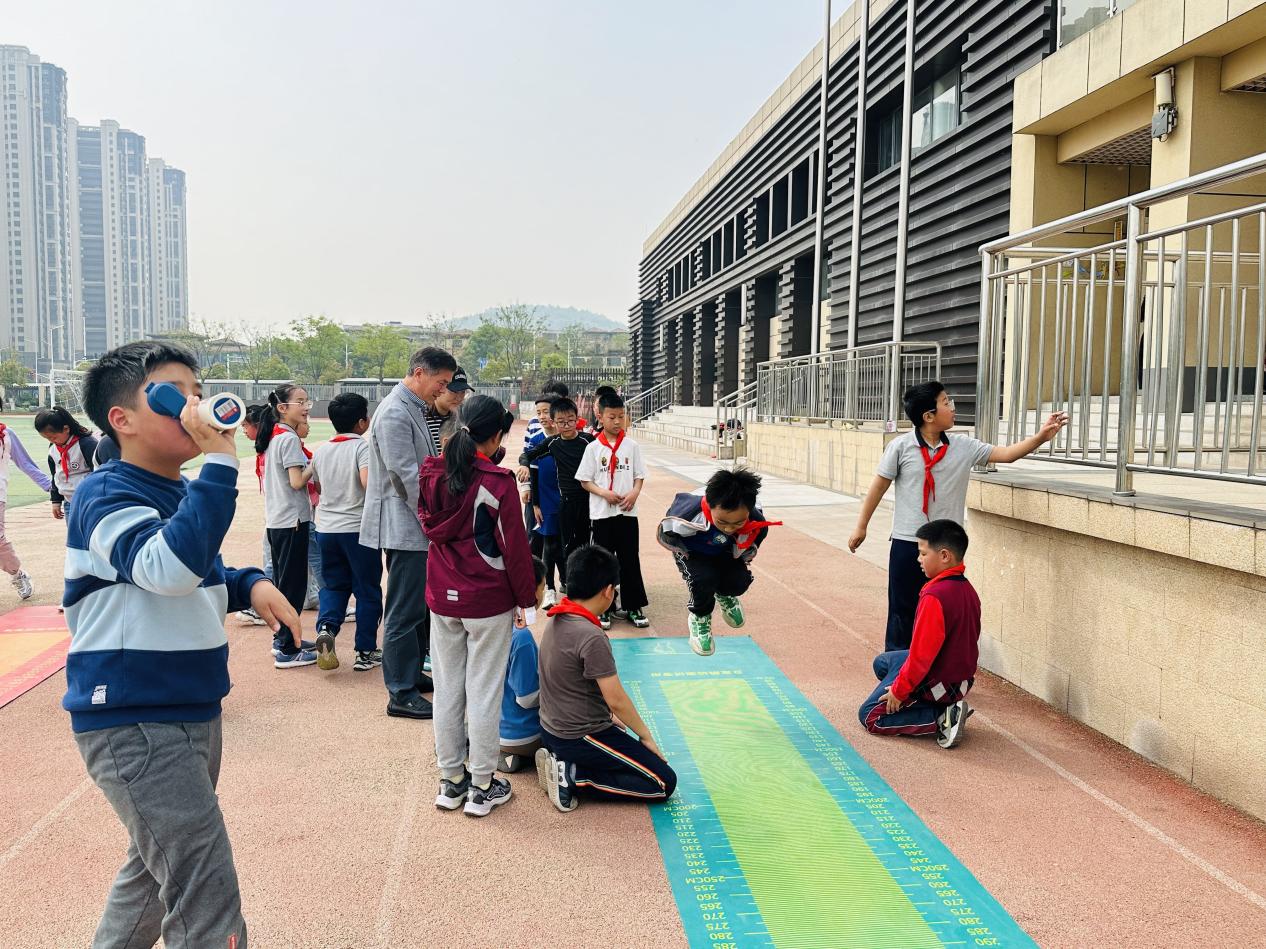 【博学广志】聚焦健康成长 促进体质提升——栖霞区责任督学莅临我校开展4月份专项督导_html_3bd3f400.jpg
