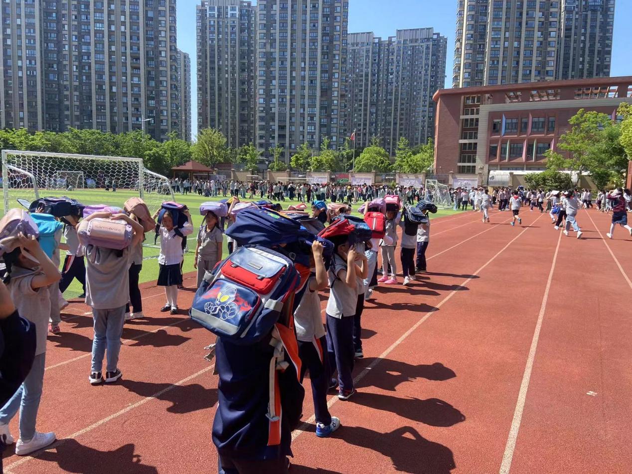 【湖畔·共佑安全】人人讲安全，个个会应急——金陵小学（仙林湖校区）开展地震防灾演练活动_html_m484f9d3b.jpg