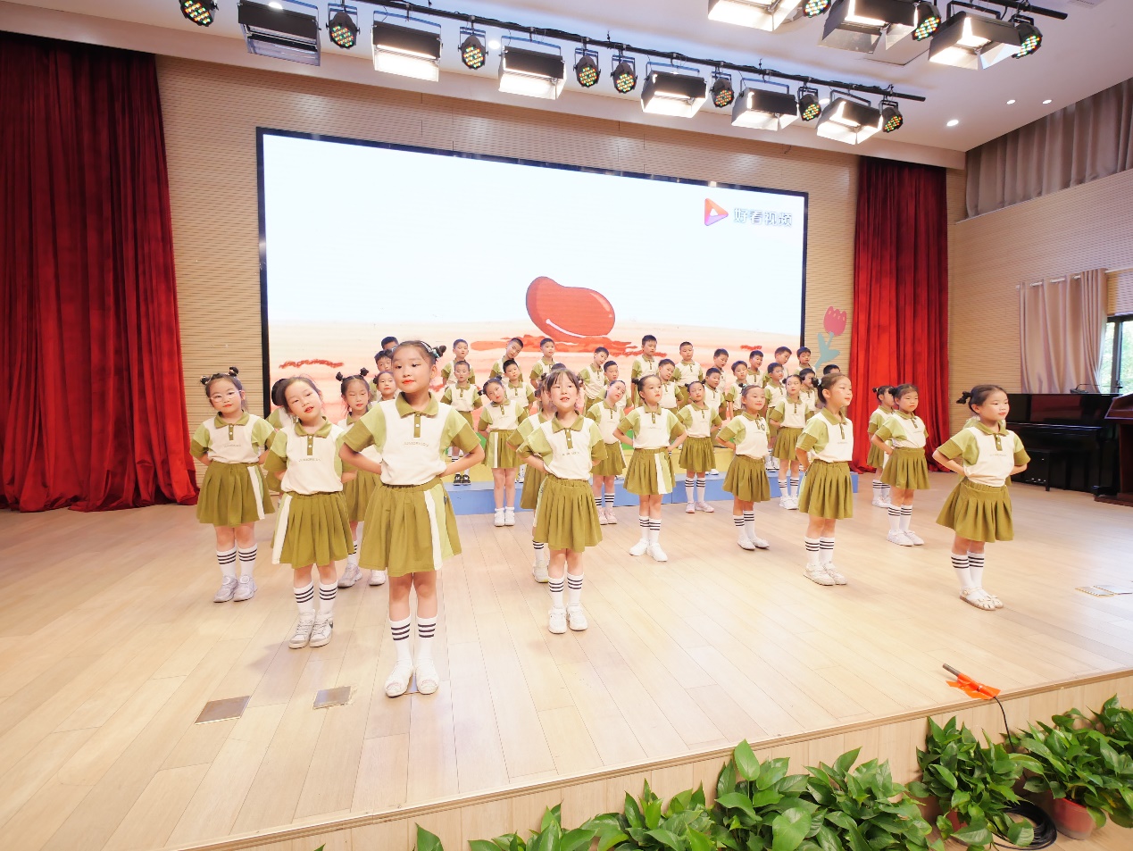 【湖畔·学生活动】“红领巾爱祖国●闪闪发光的你”——合唱比赛一年级专场_html_51b927fb.jpg
