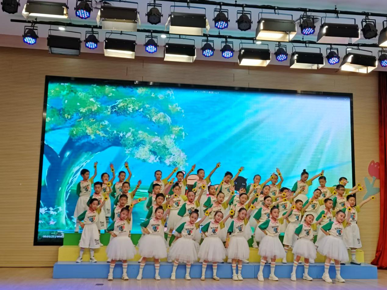 【湖畔·学生活动】“红领巾爱祖国●闪闪发光的你”——合唱比赛一年级专场_html_2ee422ca.jpg