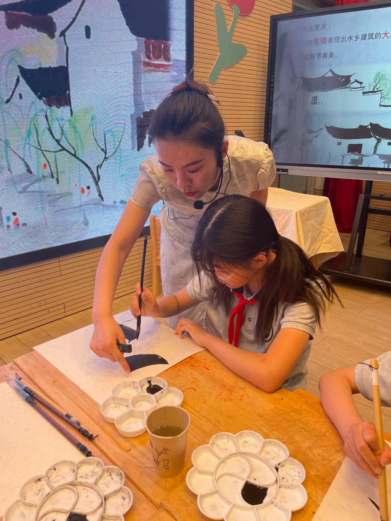 “小得盈满 江南韵味”——栖霞区小学美术教研活动之水墨印染艺术大单元课程展示_html_3ff9786a.jpg