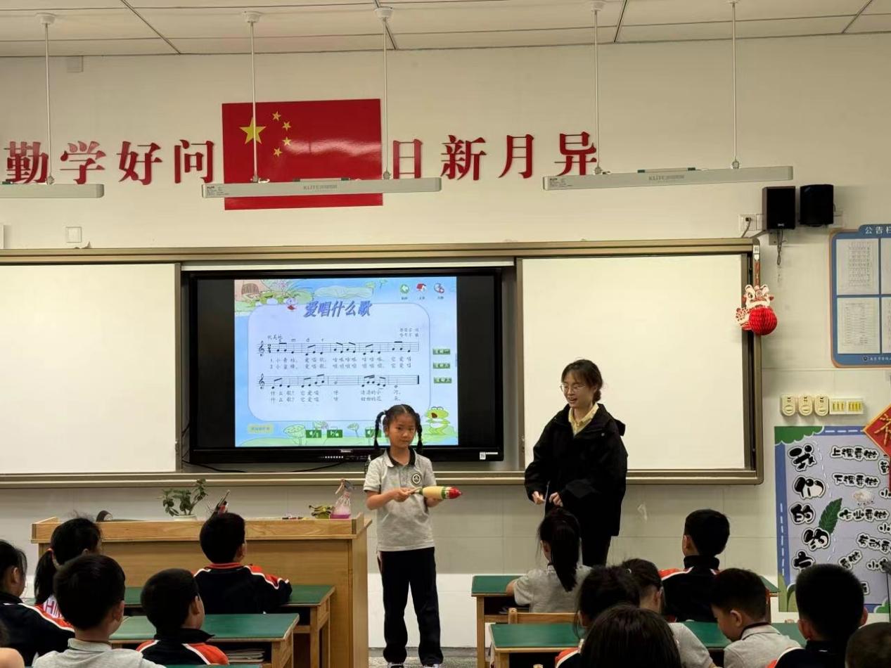 【湖畔·童化课堂】“乐”在舞中 “乐”在心中——音乐校本研修之课例研讨_html_6f04c344.jpg