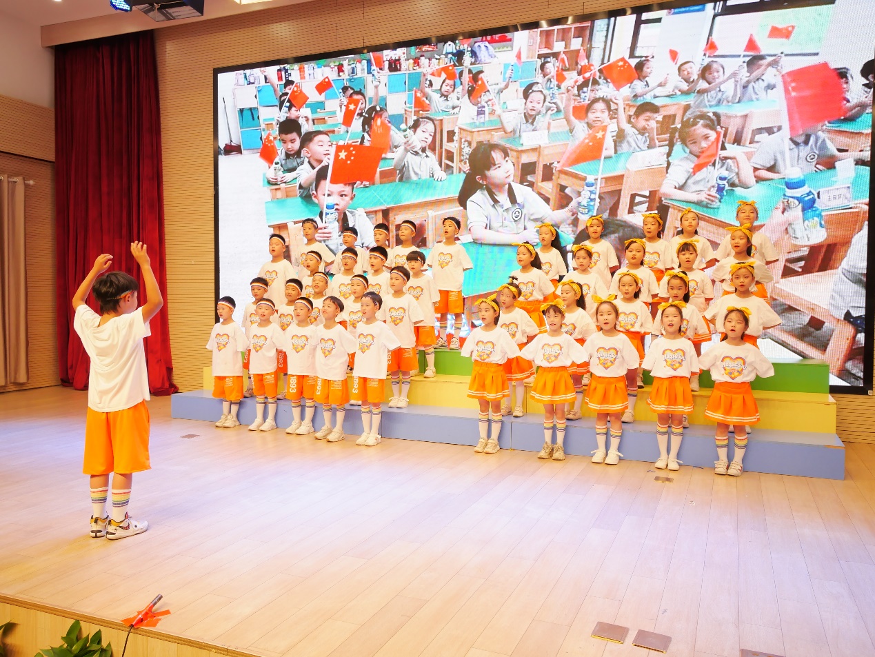 【湖畔·学生活动】“红领巾爱祖国●闪闪发光的你”——合唱比赛一年级专场_html_m52ab4058.jpg