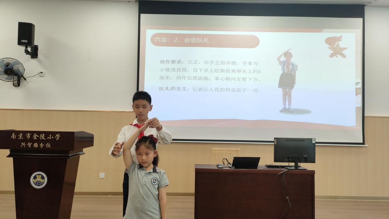 队旗飘扬筑梦想 星星火炬照童心——金陵小学集团校开展“大手拉小手”队前教育主题活动_html_mc236a44.jpg