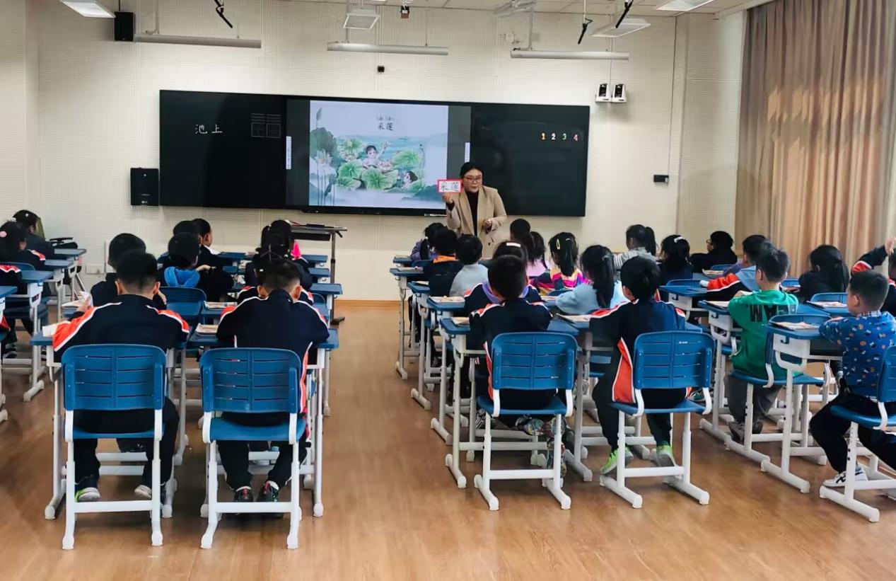 【湖畔·童化课堂】读写结合，构建高效课堂——记金陵小学（仙林湖校区）语文大组教研_html_5a160355.jpg