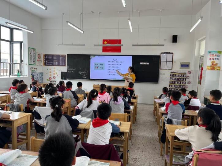 【博学广志】趁春光明媚  赏水墨童年——金陵小学广志路校区语文组校本教研活动_html_1e08a1a.jpg