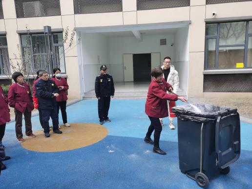 【博学广志】加强实操培训 熟练灭火技能——金陵小学（广志路校区）组织消防灭火器使用培训_html_312c97c6.jpg