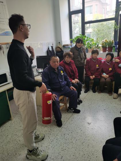 【博学广志】加强实操培训 熟练灭火技能——金陵小学（广志路校区）组织消防灭火器使用培训_html_m139c53aa.jpg
