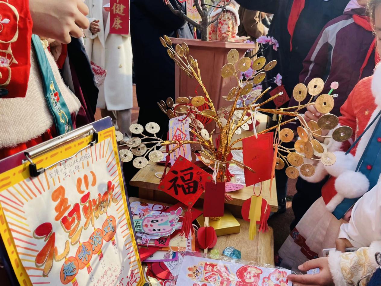 【湖畔·学生活动】“祥龙迎春 龘龘前行 ” ——金陵小学（仙林湖校区）2024元旦国潮市集来啦！_html_6566527b.jpg