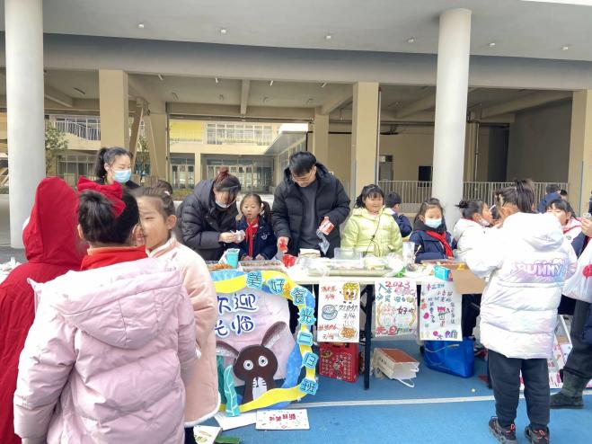 【湖畔·学生活动】“祥龙迎春 龘龘前行 ” ——金陵小学（仙林湖校区）2024元旦国潮市集来啦！_html_f1bd839.jpg