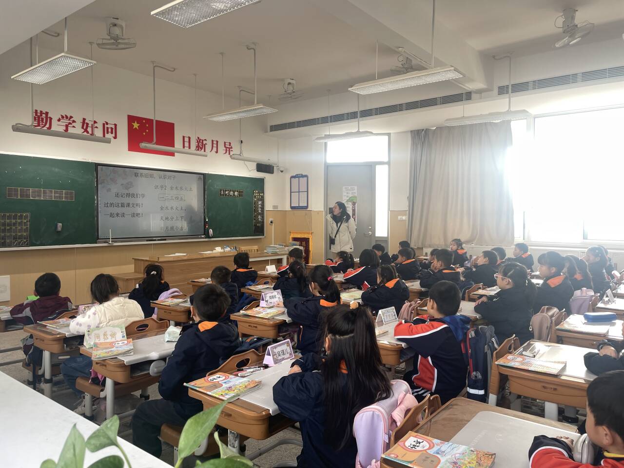 【湖畔·家校共育】携手启航，共筑成长梦——金陵小学（仙林湖校区）第五次“家长开放月”（一年级篇）_html_521dac9a.jpg