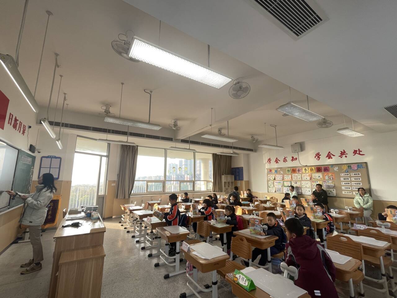 【湖畔·家校共育】携手启航，共筑成长梦——金陵小学（仙林湖校区）第五次“家长开放月”（一年级篇）_html_m21009441.jpg