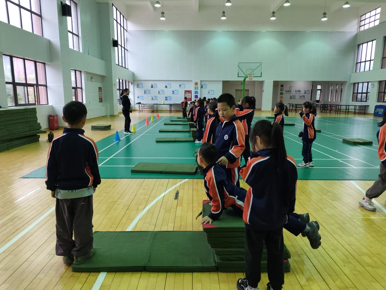 【湖畔·协同育人】精准教研引领入校园 深度把脉课堂促成长——栖霞区体育教研员莅临学校开展调研与听课指导活动_html_m6b521f1e.jpg